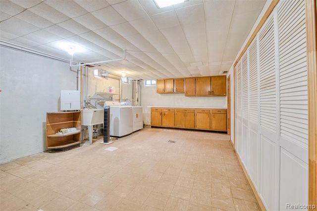 6970 Wing Lake Road, Bloomfield Hills, MI 48301