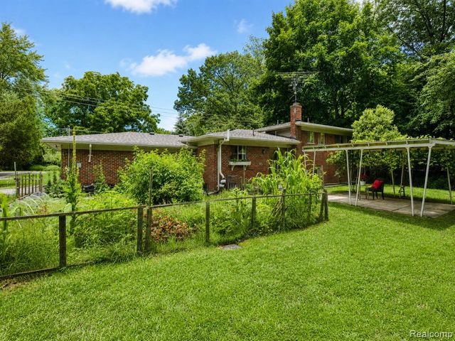 6970 Wing Lake Road, Bloomfield Hills, MI 48301