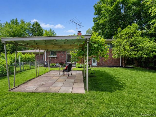 6970 Wing Lake Road, Bloomfield Hills, MI 48301