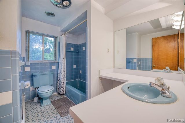6970 Wing Lake Road, Bloomfield Hills, MI 48301