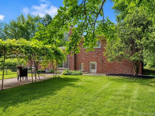 6970 Wing Lake Road, Bloomfield Hills, MI 48301