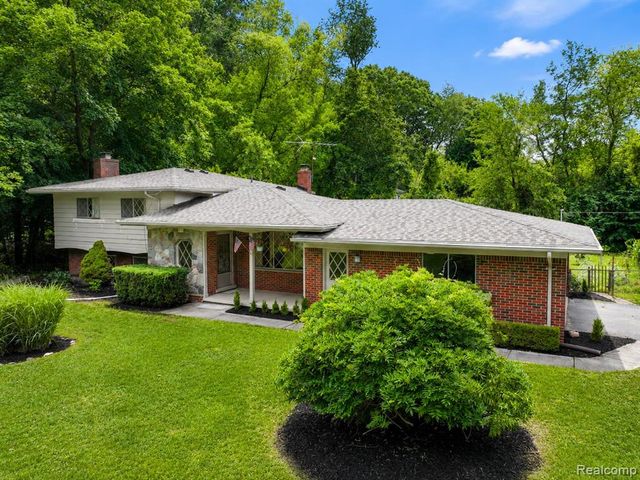 6970 Wing Lake Road, Bloomfield Hills, MI 48301