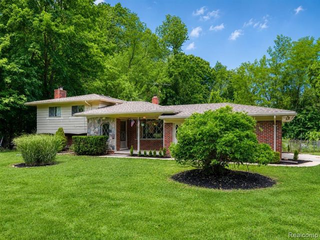 6970 Wing Lake Road, Bloomfield Hills, MI 48301