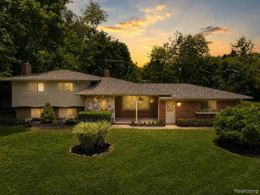 6970 Wing Lake Road, Bloomfield Hills, MI 48301