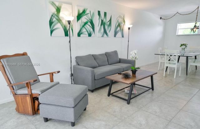 8901 S Hollybrook Blvd 206, Pembroke Pines, FL 33025