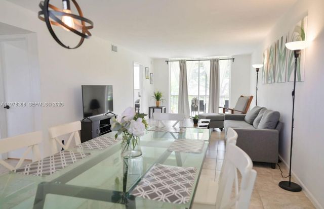 8901 S Hollybrook Blvd 206, Pembroke Pines, FL 33025