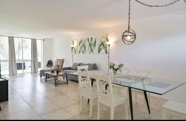 8901 S Hollybrook Blvd 206, Pembroke Pines, FL 33025