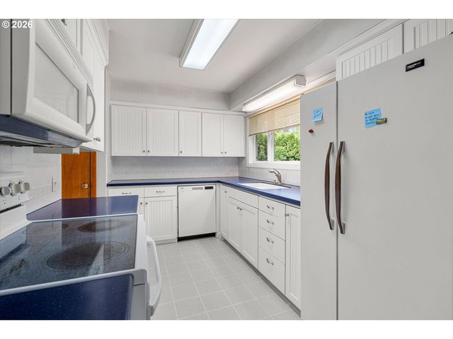 3235 Se SILVER SPRINGS Rd, Milwaukie, OR 97222