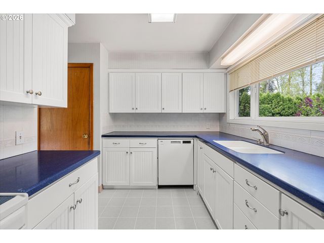 3235 Se SILVER SPRINGS Rd, Milwaukie, OR 97222