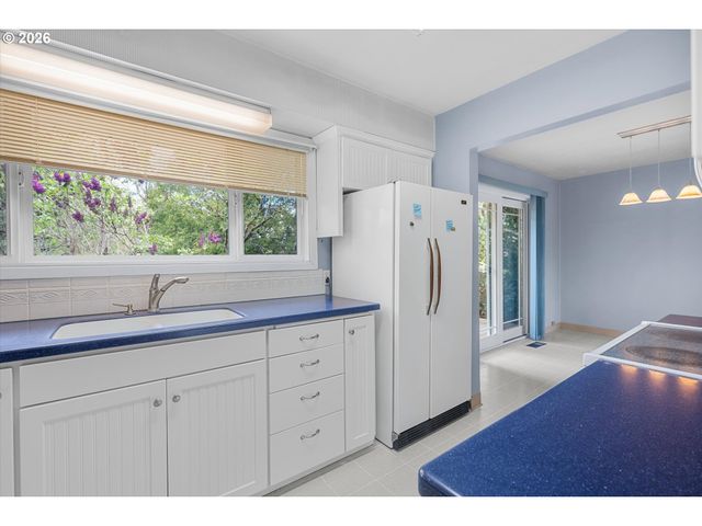 3235 Se SILVER SPRINGS Rd, Milwaukie, OR 97222