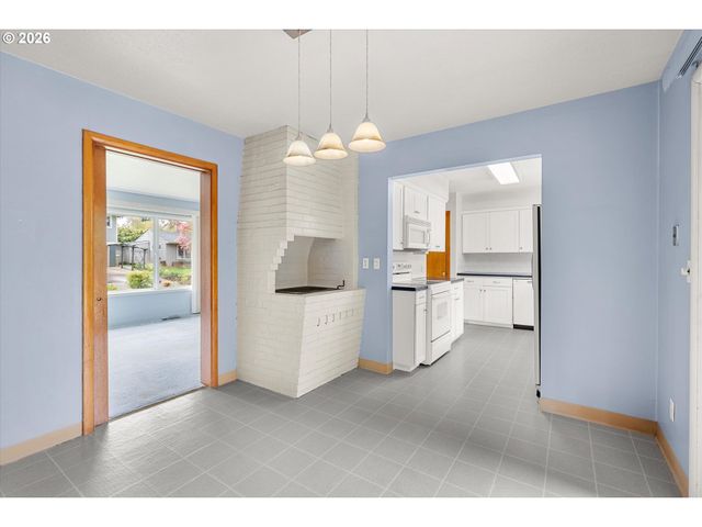 3235 Se SILVER SPRINGS Rd, Milwaukie, OR 97222