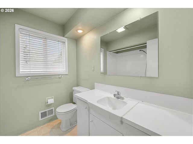 3235 Se SILVER SPRINGS Rd, Milwaukie, OR 97222