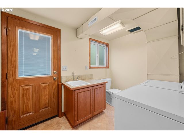 3235 Se SILVER SPRINGS Rd, Milwaukie, OR 97222