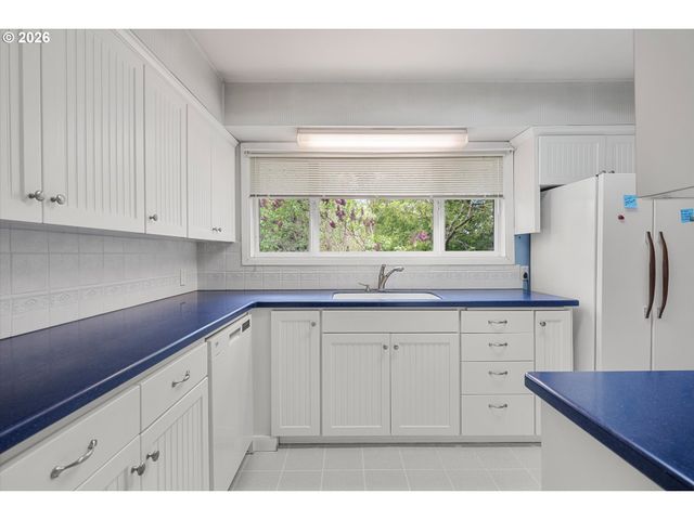 3235 Se SILVER SPRINGS Rd, Milwaukie, OR 97222