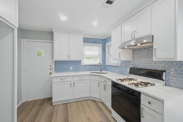 2104 W Lotus Avenue, Fort Worth, TX 76111