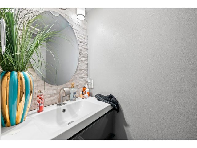 16085 Nw HARRIET Ct, Beaverton, OR 97006