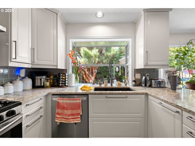 16085 Nw HARRIET Ct, Beaverton, OR 97006