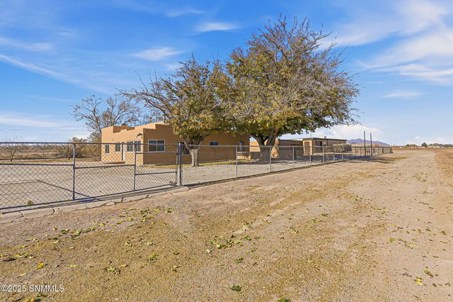 1325 Hoskins Lane, Las Cruces, NM 88007