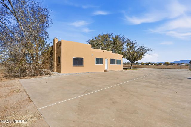 1325 Hoskins Lane, Las Cruces, NM 88007