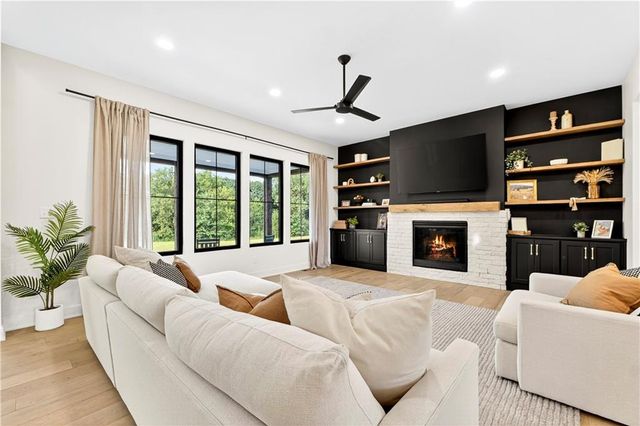 21851 179th Street, Tonganoxie, KS 66086