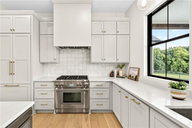 21851 179th Street, Tonganoxie, KS 66086