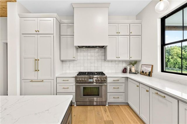 21851 179th Street, Tonganoxie, KS 66086