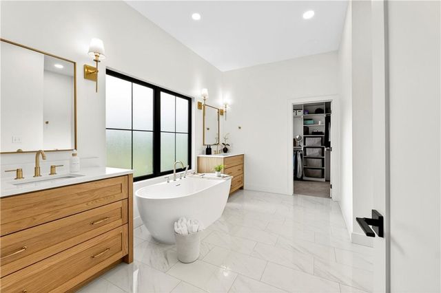 21851 179th Street, Tonganoxie, KS 66086