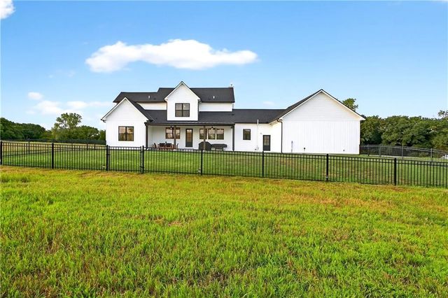 21851 179th Street, Tonganoxie, KS 66086