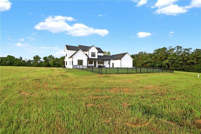 21851 179th Street, Tonganoxie, KS 66086