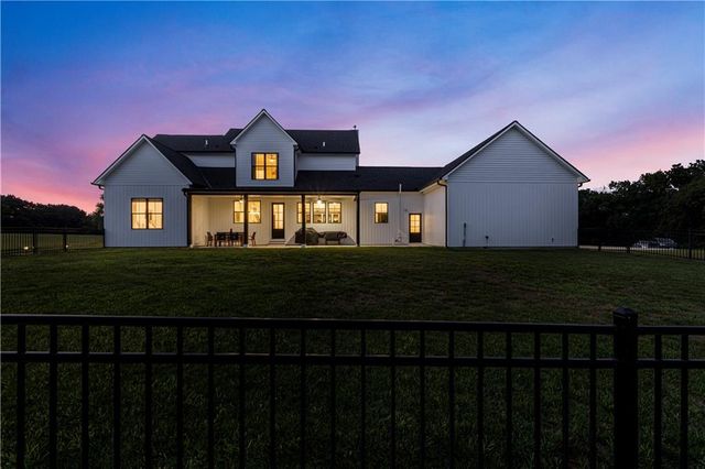 21851 179th Street, Tonganoxie, KS 66086