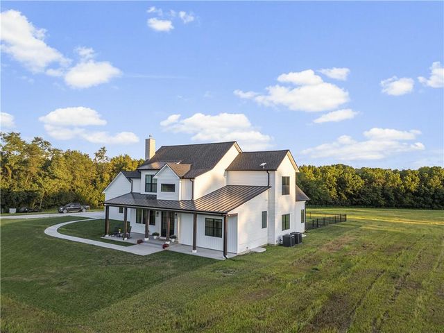 21851 179th Street, Tonganoxie, KS 66086