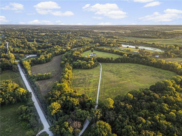 21851 179th Street, Tonganoxie, KS 66086