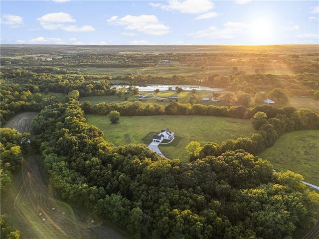 21851 179th Street, Tonganoxie, KS 66086