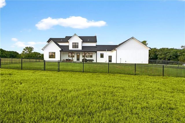 21851 179th Street, Tonganoxie, KS 66086