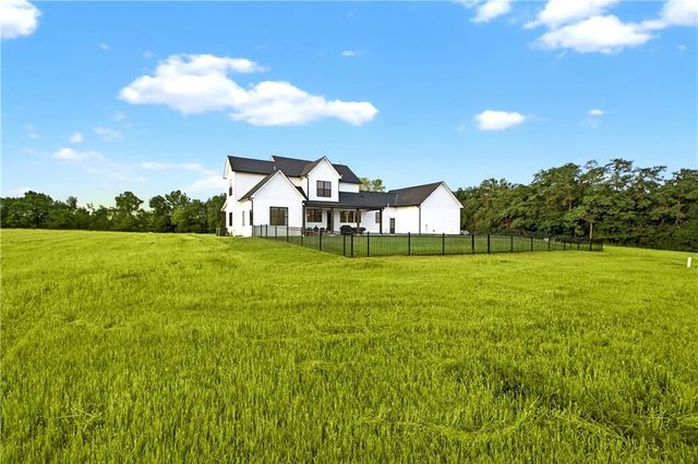 21851 179th Street, Tonganoxie, KS 66086