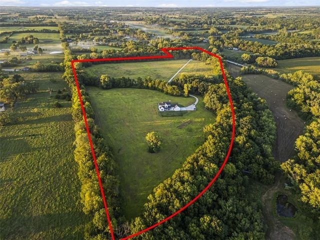 21851 179th Street, Tonganoxie, KS 66086