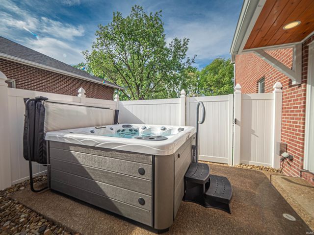 10411 Lauren Court, Newburgh, IN 47630