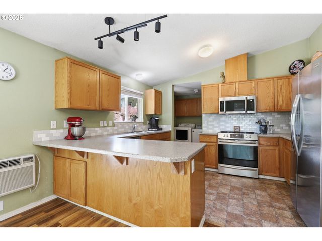 5880 BIRD SONG Way, Gladstone, OR 97027