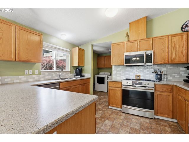 5880 BIRD SONG Way, Gladstone, OR 97027