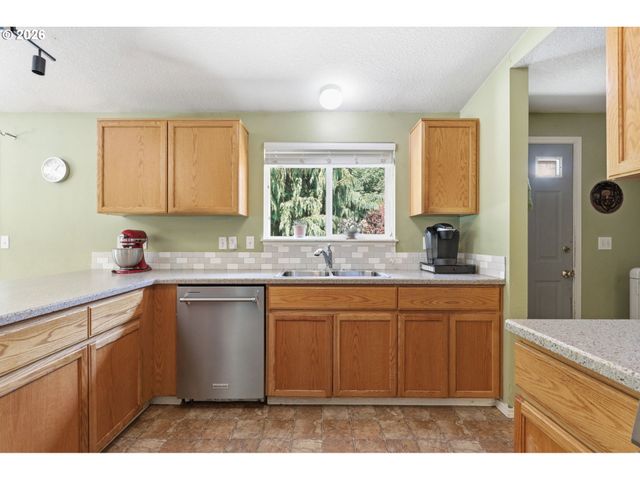 5880 BIRD SONG Way, Gladstone, OR 97027