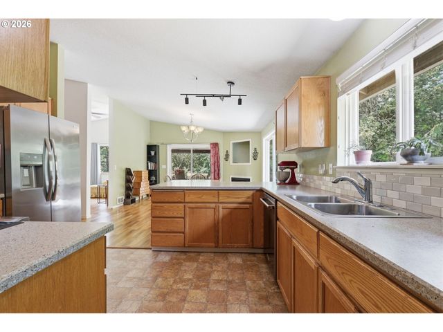 5880 BIRD SONG Way, Gladstone, OR 97027