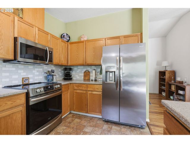 5880 BIRD SONG Way, Gladstone, OR 97027