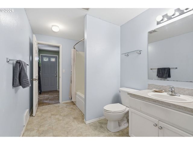 5880 BIRD SONG Way, Gladstone, OR 97027
