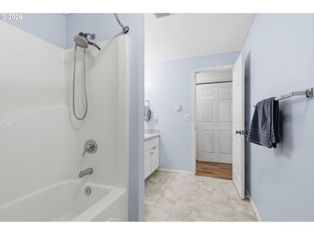 5880 BIRD SONG Way, Gladstone, OR 97027