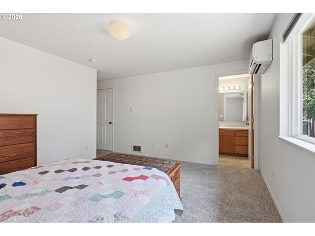 5880 BIRD SONG Way, Gladstone, OR 97027