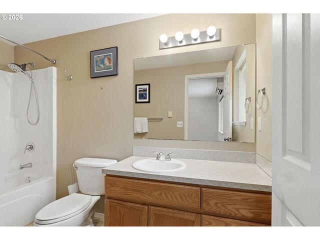 5880 BIRD SONG Way, Gladstone, OR 97027