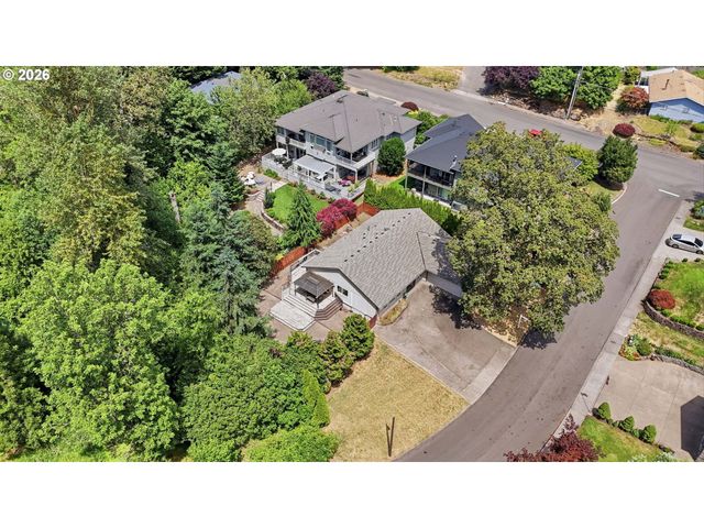 5880 BIRD SONG Way, Gladstone, OR 97027