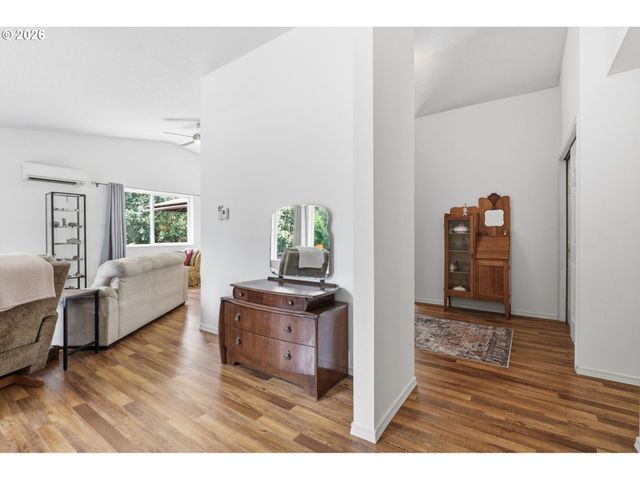 5880 BIRD SONG Way, Gladstone, OR 97027