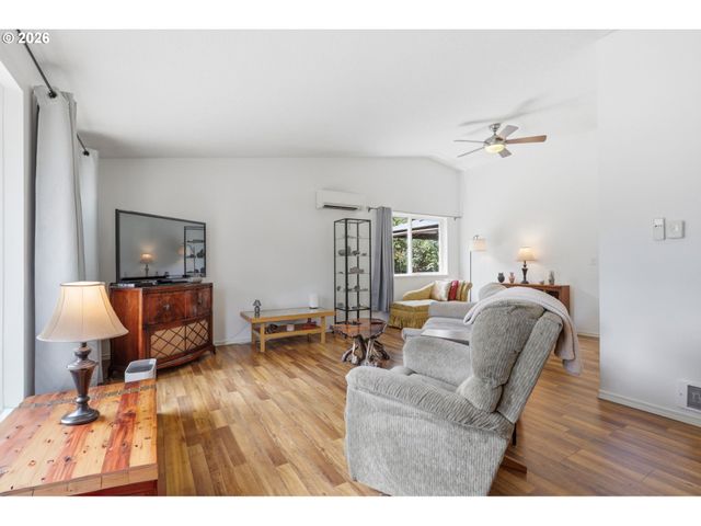 5880 BIRD SONG Way, Gladstone, OR 97027