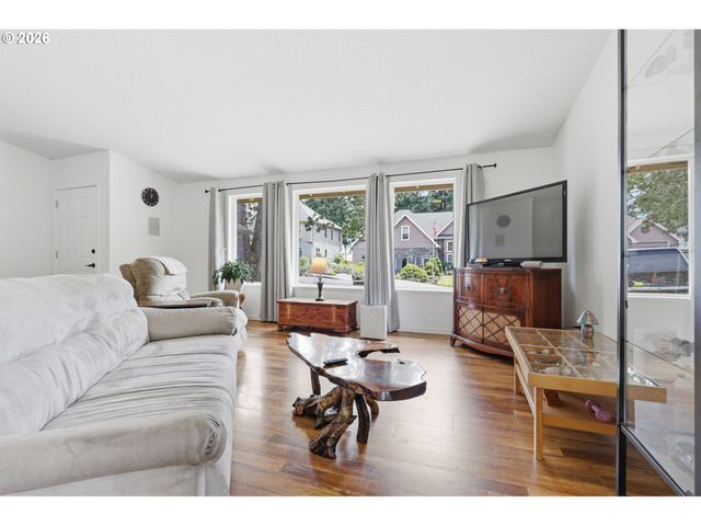 5880 BIRD SONG Way, Gladstone, OR 97027